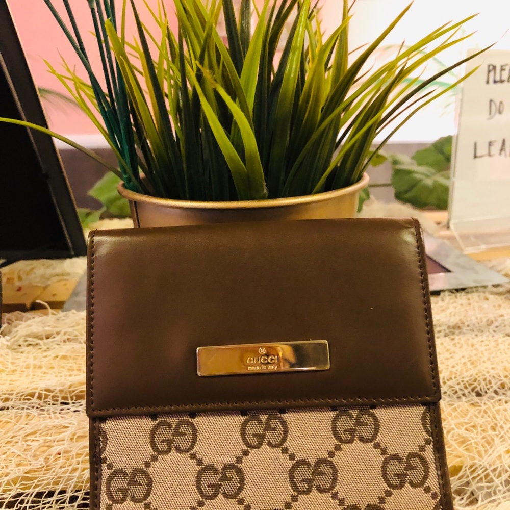 Authentic Gucci wallet with serial code